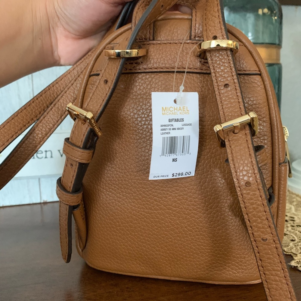 New super stylish MK small crossbody/ backpack 😍 - Picture 4 of 8